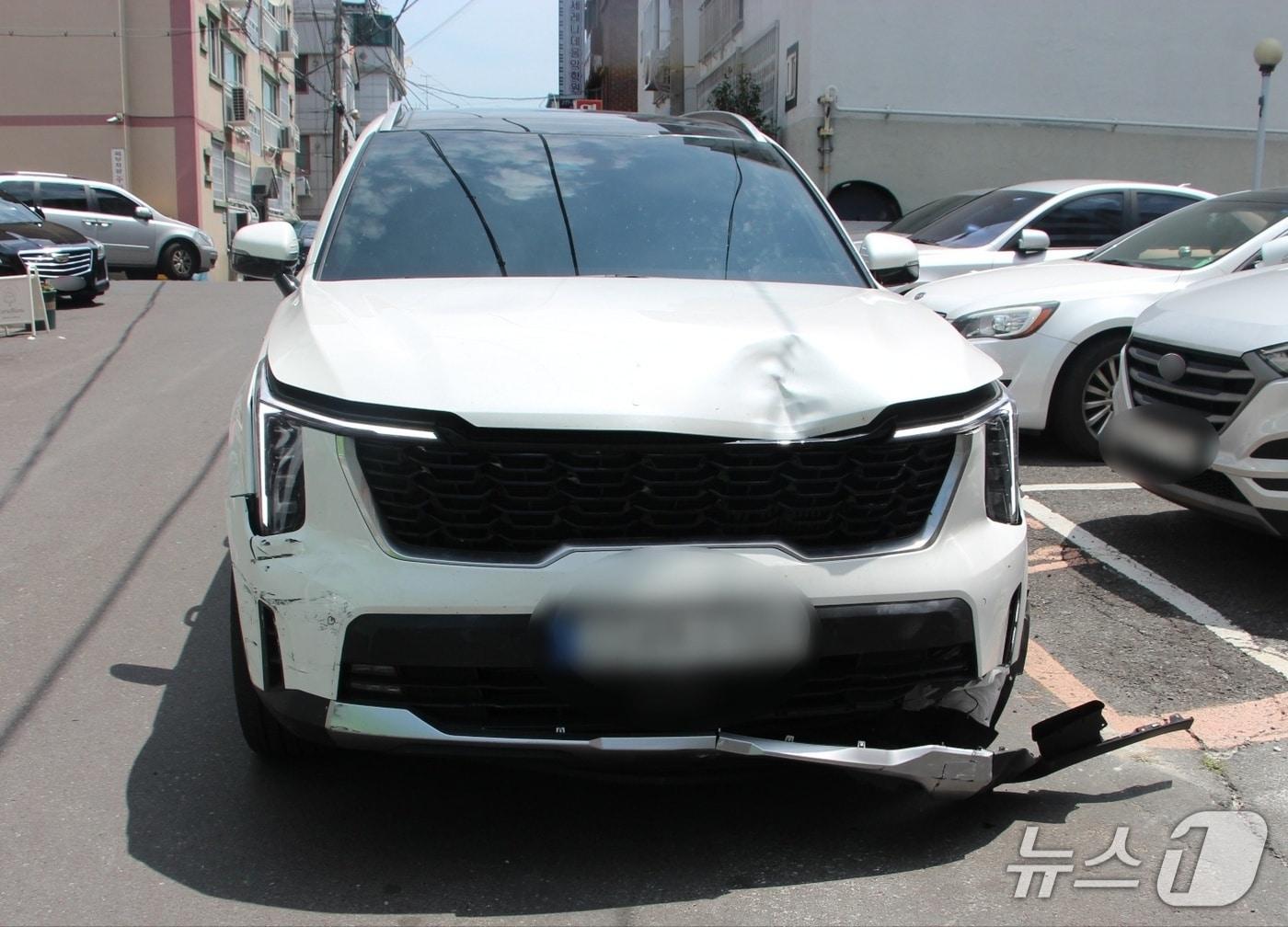 본문 이미지 - 19일 오전 10시 55분쯤 창원시 의창구 도계동의 한 주택가 이면 도로에서 접촉 사고 수습을 위해 거리에 서 있던 50대 여성이 차에 치여 숨졌다. 사진은 사고 현장 모습.(독자 제공. 재판매 및 DB금지)