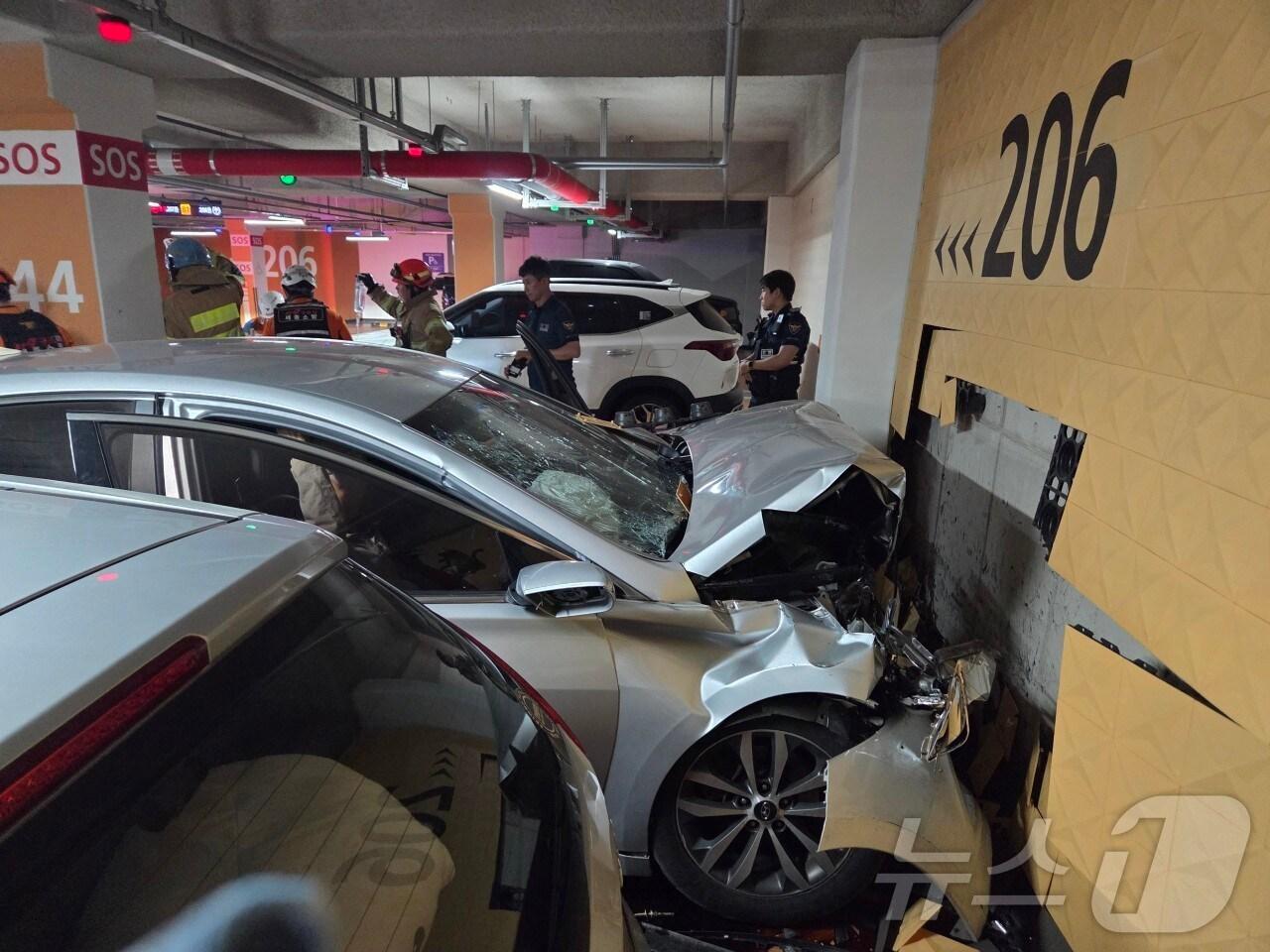 본문 이미지 - 19일 오후 2시 26분쯤 세종 새롬동의 한 아파트 지하 1층에서 승용차가 주차장 벽을 들이받은 사고 현장 (세종소방본부 제공) 2025.6.19/뉴스1
