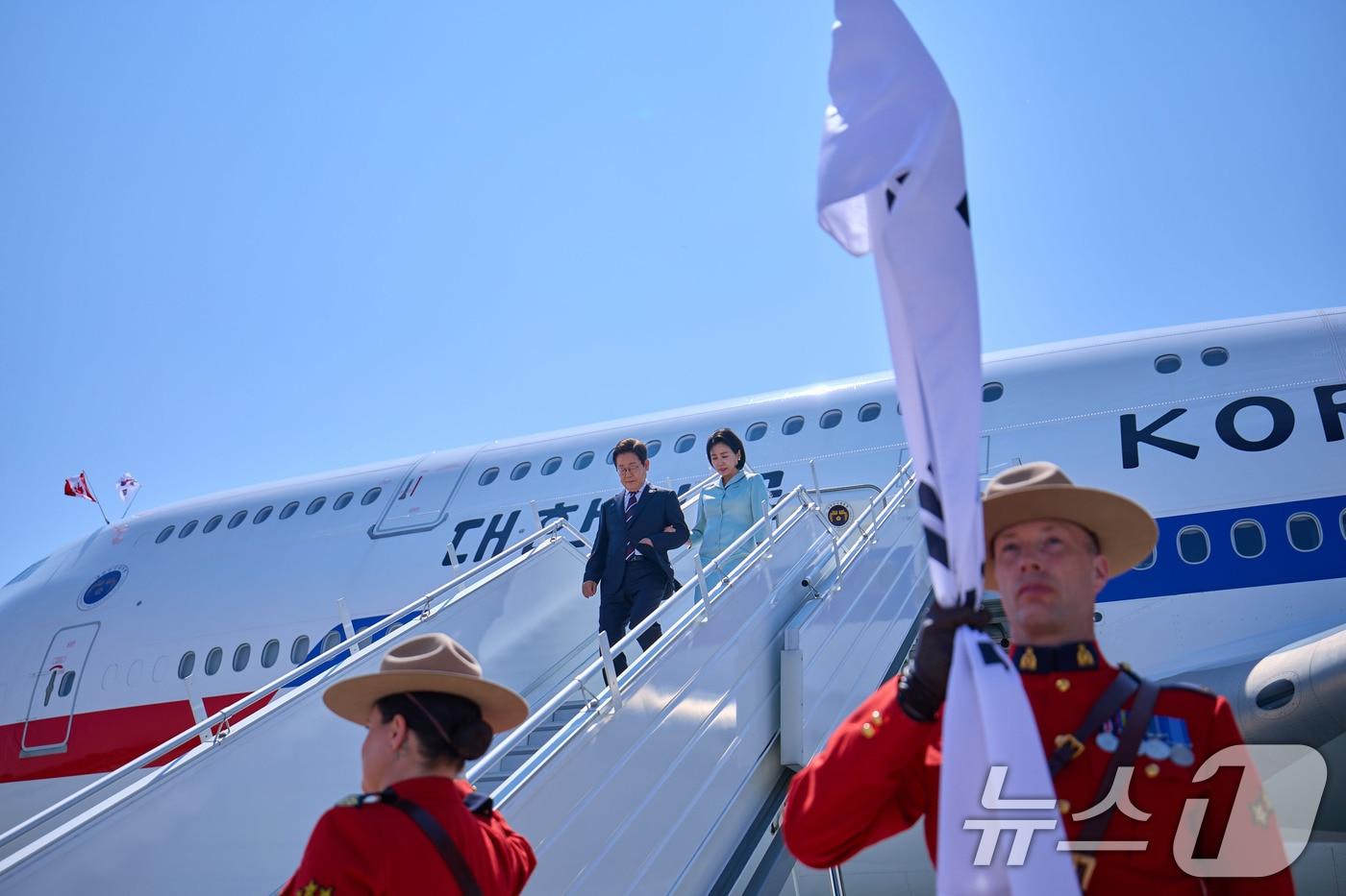 대통령실은 주요 7개국&#40;G7&#41; 정상회의에 참석한 이재명 대통령이 16일&#40;현지시간&#41; 캐나다 앨버타주 캘거리국제공항에 도착해 김혜경 여사와 공군 1호기에서 내리는 모습을 19일 SNS를 통해 공개했다. &#40;이재명 대통령 SNS. 재판매 및 DB 금지&#41; 2025.6.19/뉴스1 ⓒ News1 박지혜 기자