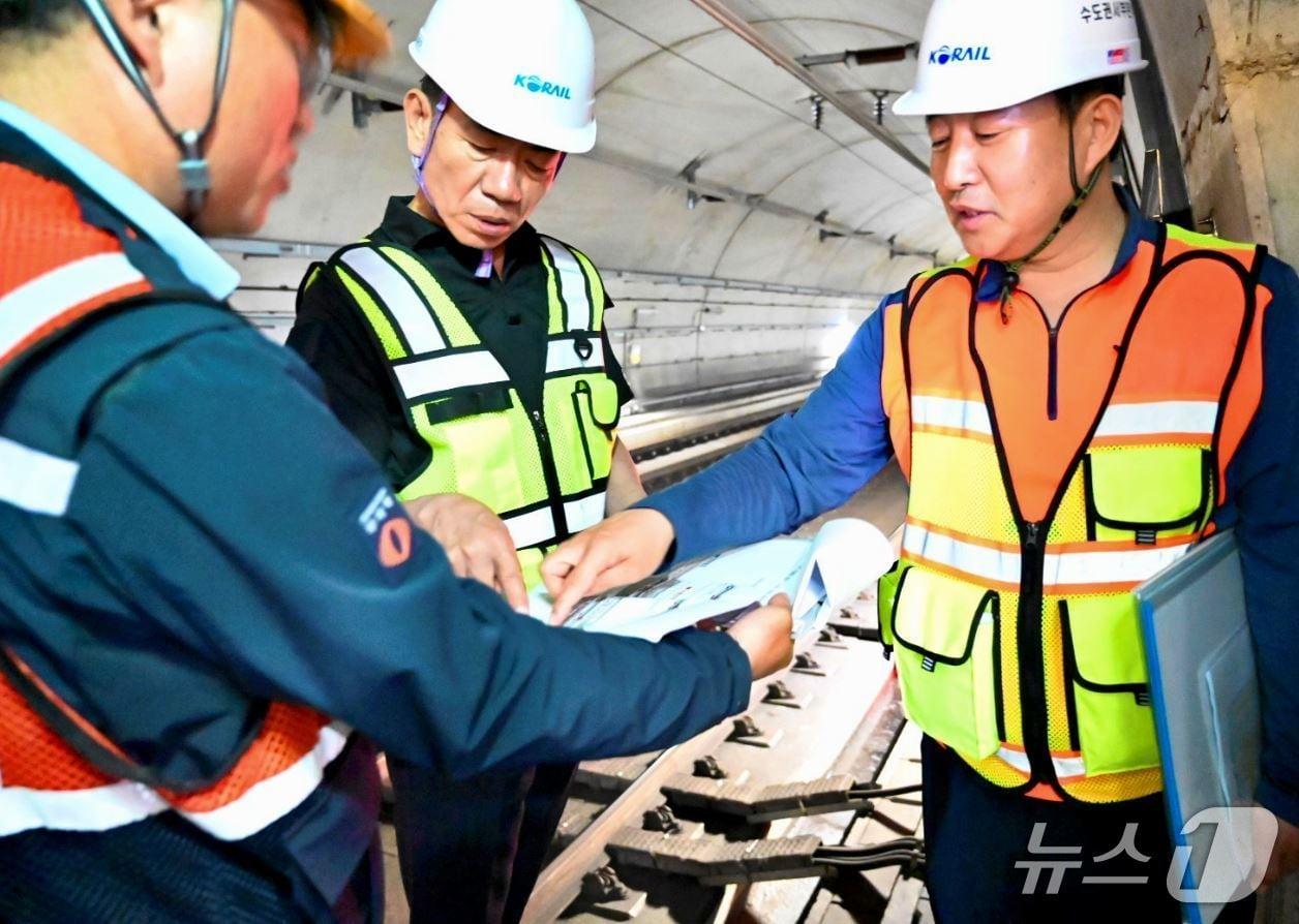 본문 이미지 - 한문희 코레일 사장(가운데)이 19일 서해선 소사역에서 선로 시설물을 점검하고 있다.(코레일 제공) /뉴스1