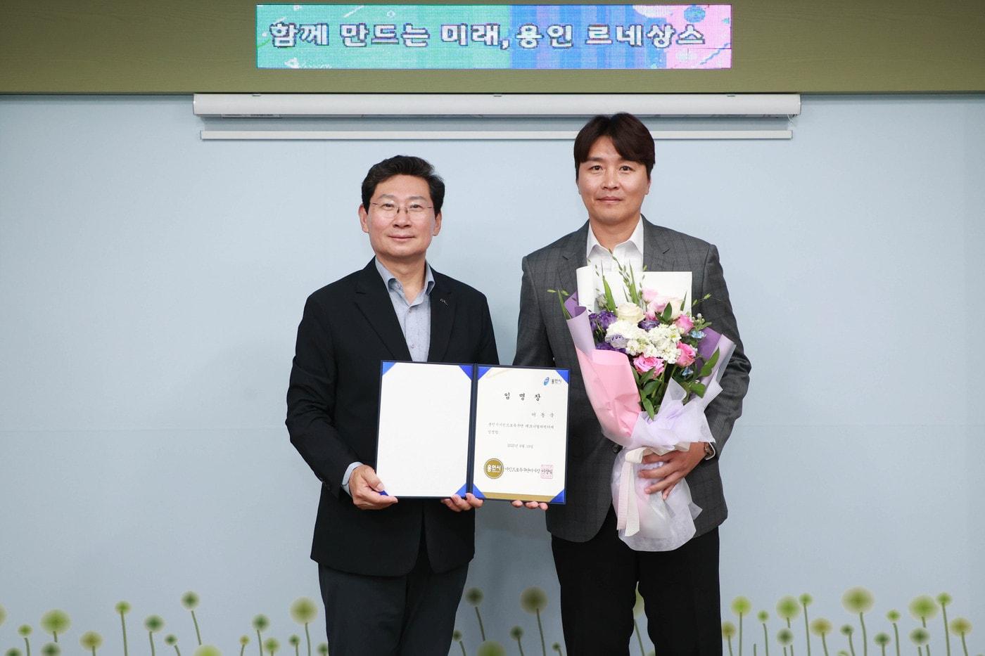 이동국 용인FC 테크니컬디렉터(오른쪽)와 이상일 용인시장. (용인특례시 제공)