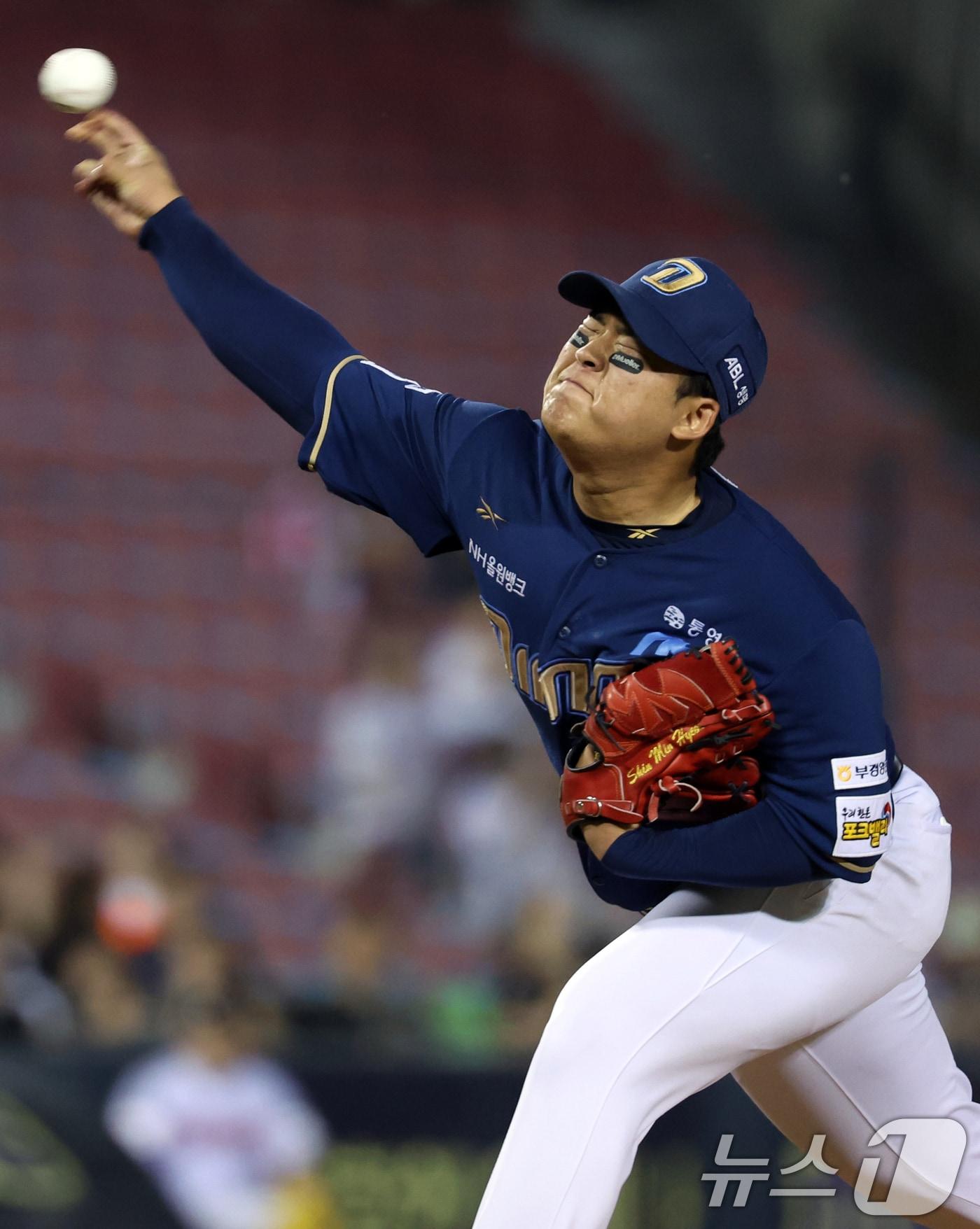 본문 이미지 - 19일 오후 서울 송파구 잠실야구장에서 열린 프로야구 &#39;2025 신한 SOL뱅크 KBO 리그&#39; LG 트윈스와 NC 다이노스의 경기에서 7회말 LG 공격 NC 선발 신민혁이 무실점 호투를 하고 있다. 2025.6.19/뉴스1 ⓒ News1 김명섭 기자