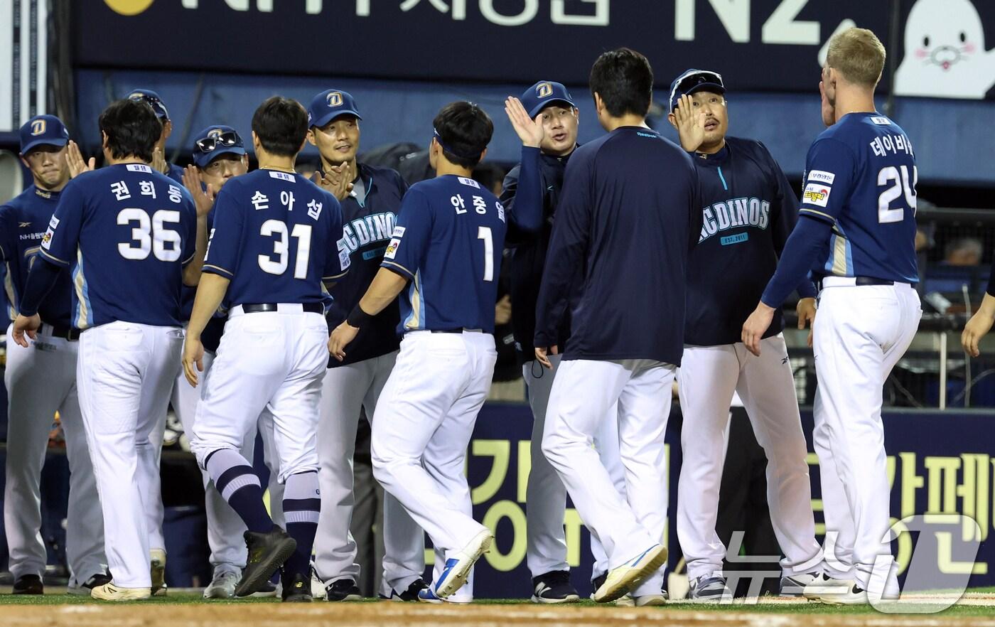 NC 다이노스 이호준 감독&#40;오른쪽에서 두 번째&#41;. 2025.6.19/뉴스1 ⓒ News1 김명섭 기자