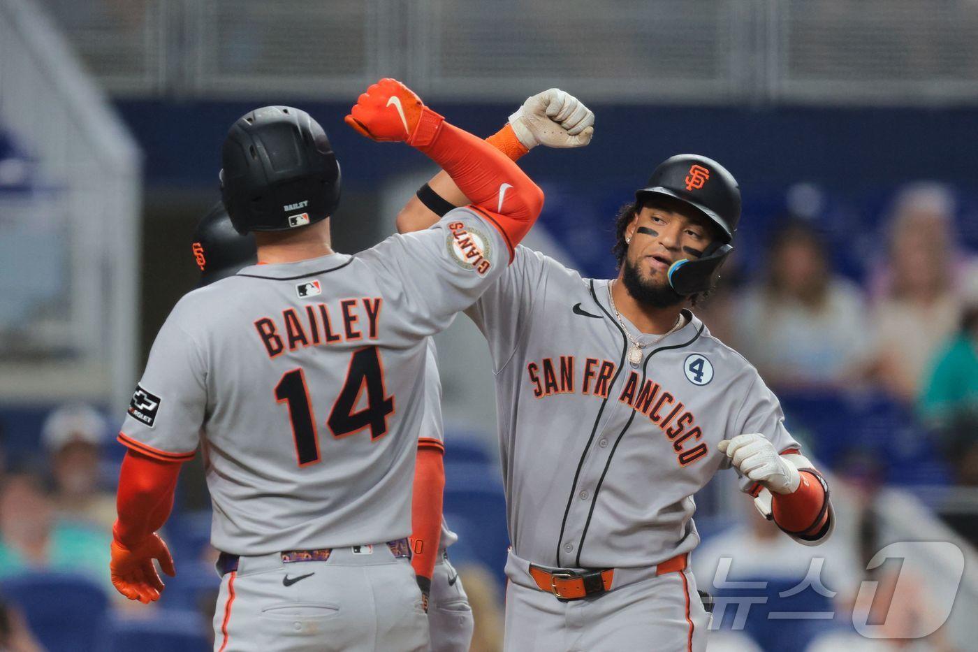 루이스 마토스(오른쪽)가 2일(한국시간) 열린 마이애미 말린스와의 경기에서 4회 3점홈런을 때린 뒤 기뻐하고 있다. ⓒ AFP=뉴스1