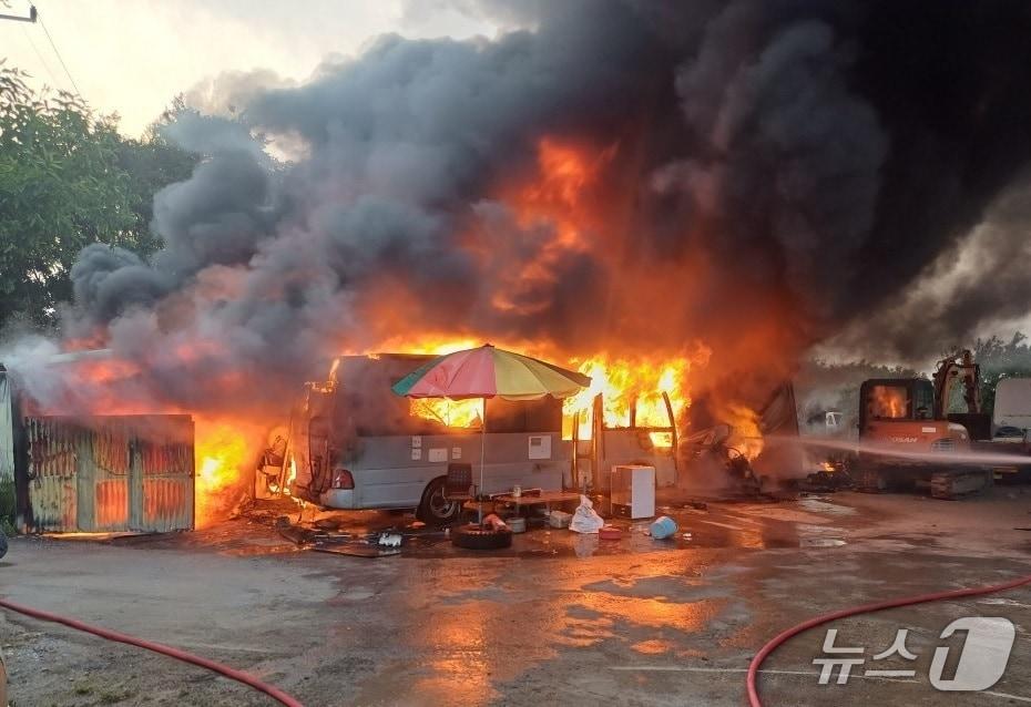 본문 이미지 -  논산 지산동 창고 화재현장. (논산소방서 제공, 재판매 및 DB금지) / 뉴스1
