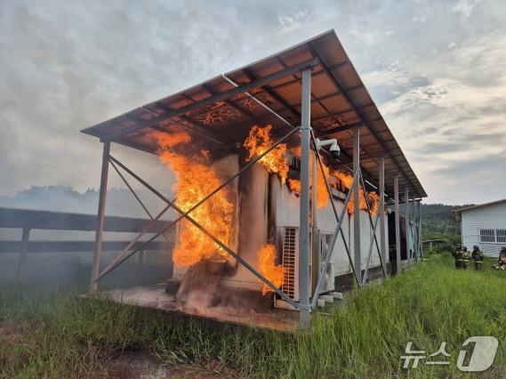 본문 이미지 - 서산 대산읍 태양광발전소 화재현장. (서산소방서 제공, 재판매 및 DB금지) / 뉴스1 