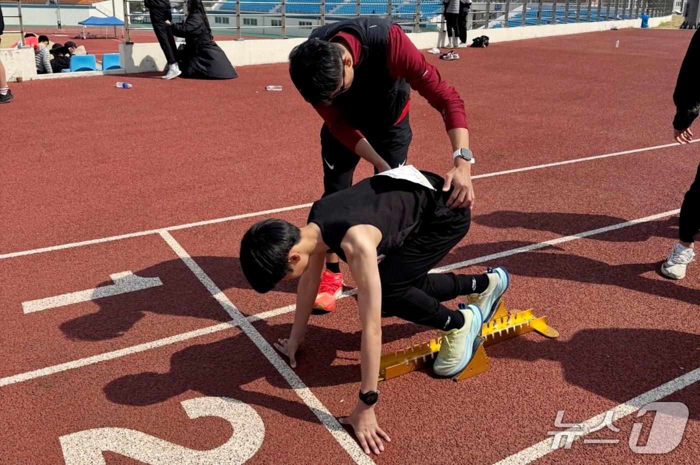 충북 진천군청 직장운동경기부 육상팀은 이달부터 매주 목요일 오후 7시 생거진천 종합운동장에서 '진천군민 건강달리기 교실'을 운영한다.(진천군 제공, 재판매 및 DB금지)/뉴스1