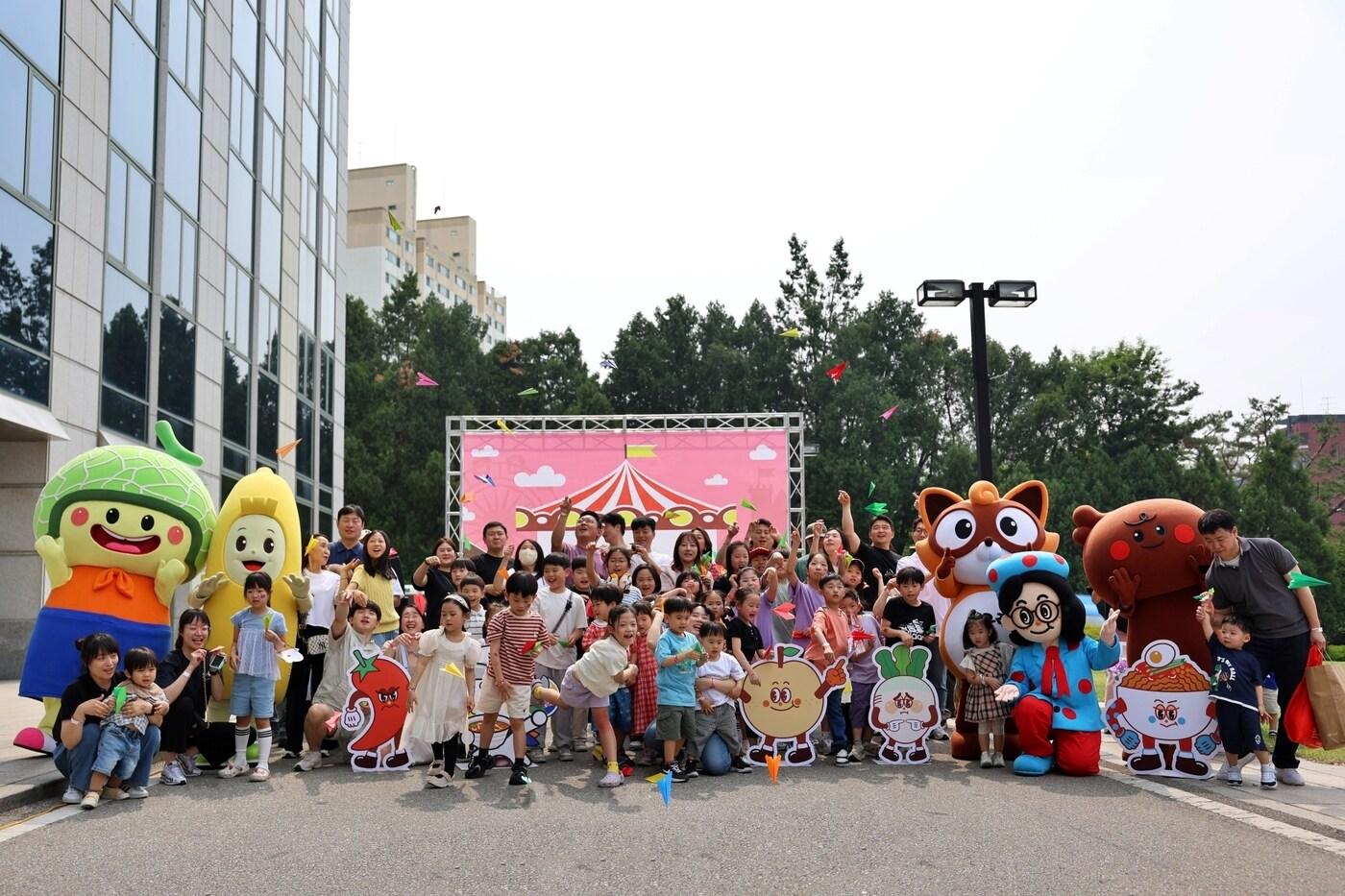 농심 직원 가족초청 행사 패밀리데이에서 종이비행기를 날리고 있다.(농심 제공)