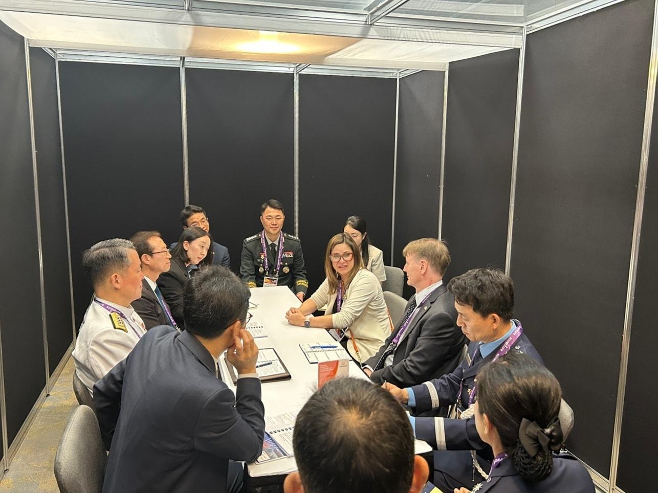 본문 이미지 - 강환석 방위사업청 차장이 주디스 베넷 캐나다 국방부 국방물자 부차관보와 면담하고 있다.(방위사업청 제공)