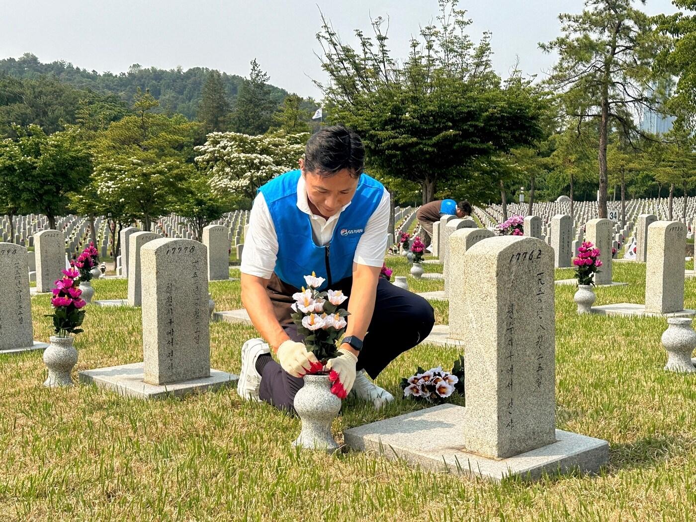 본문 이미지 - 지난달 30일 허서홍 GS리테일 대표이사가 국립서울현충원 제39묘역에서 헌화 및 묘비 닦기 봉사활동을 하고 있다(GS리테일 제공).
