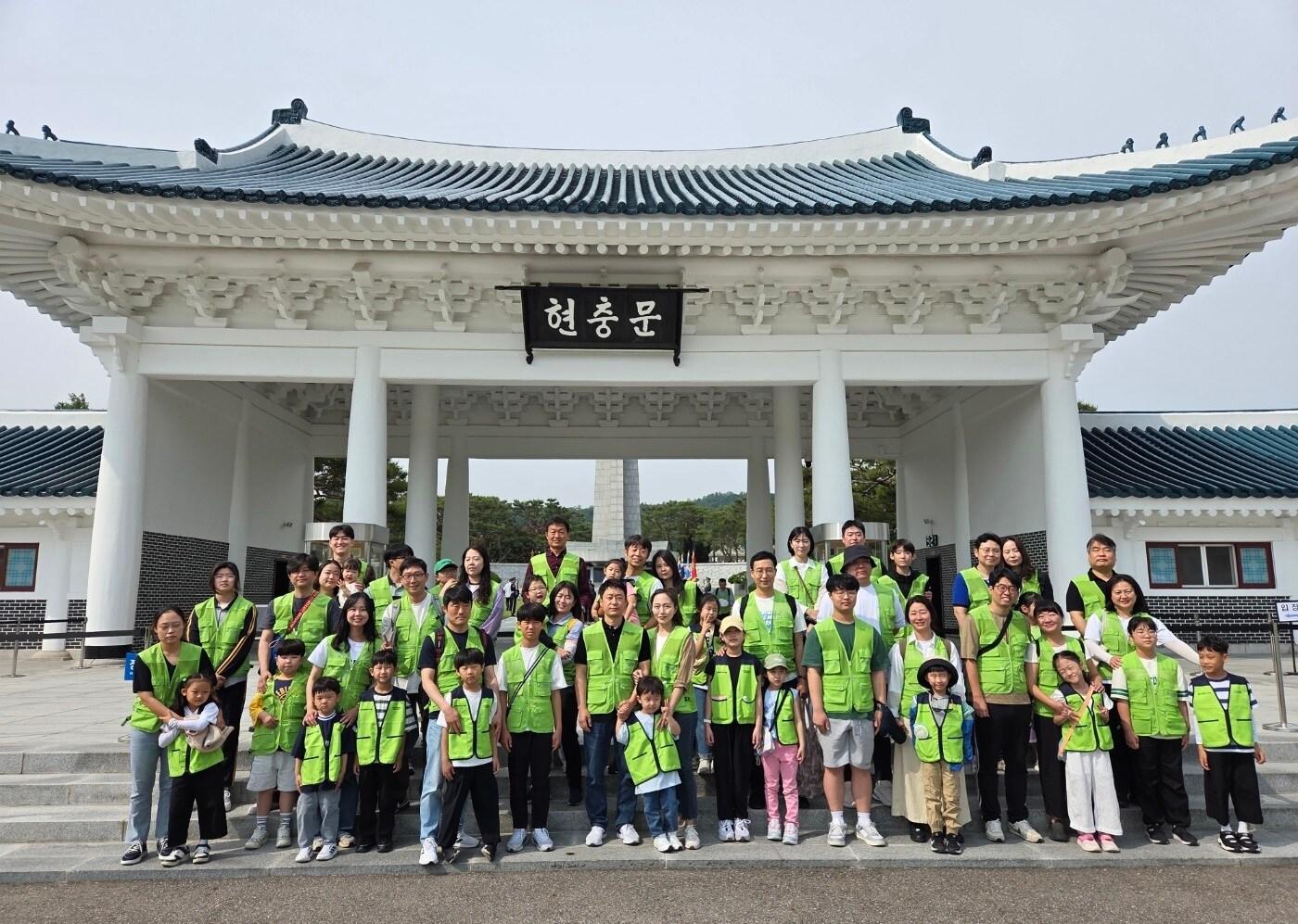 현대엔지니어링 임직원 및 임직원 가족이 국립서울현충원에서 묘역 정화 봉사활동을 한 뒤 기념촬영을 하고 있다(현대엔지니어링).