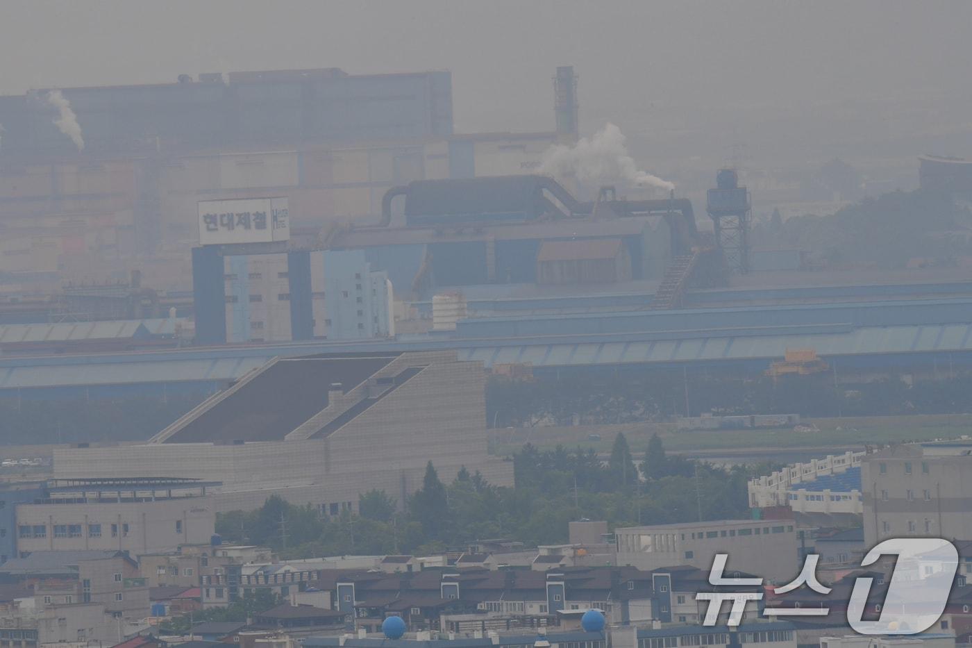 도널드 트럼프 미국 대통령의 외국산 철강 관세를 기존 25%에서 50%로 두배 올리는 인상 조치 발표를 앞둔 2일 오전 현대제철소 포항공장 주변이 안개에 덮여있다. 국내 철강업계는 관세 상향 조치로 추가 피해가 불가피해졌다. 2025.6.2/뉴스1 ⓒ News1 최창호 기자