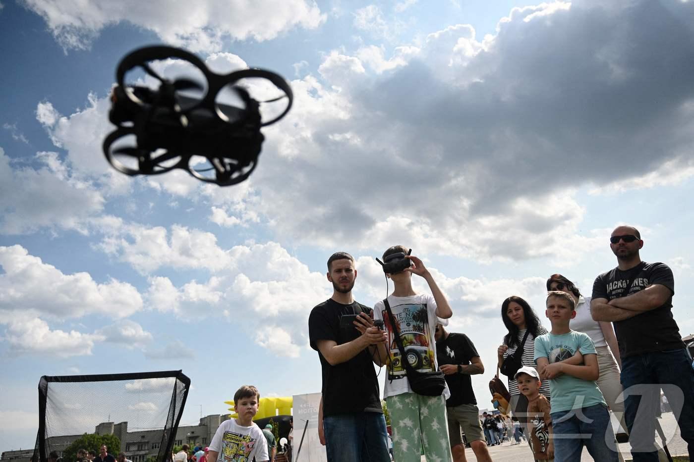 우크라이나 리비우에서 아이들이 드론 조종법을 배우고 있다.2025.06.01. ⓒ AFP=뉴스1