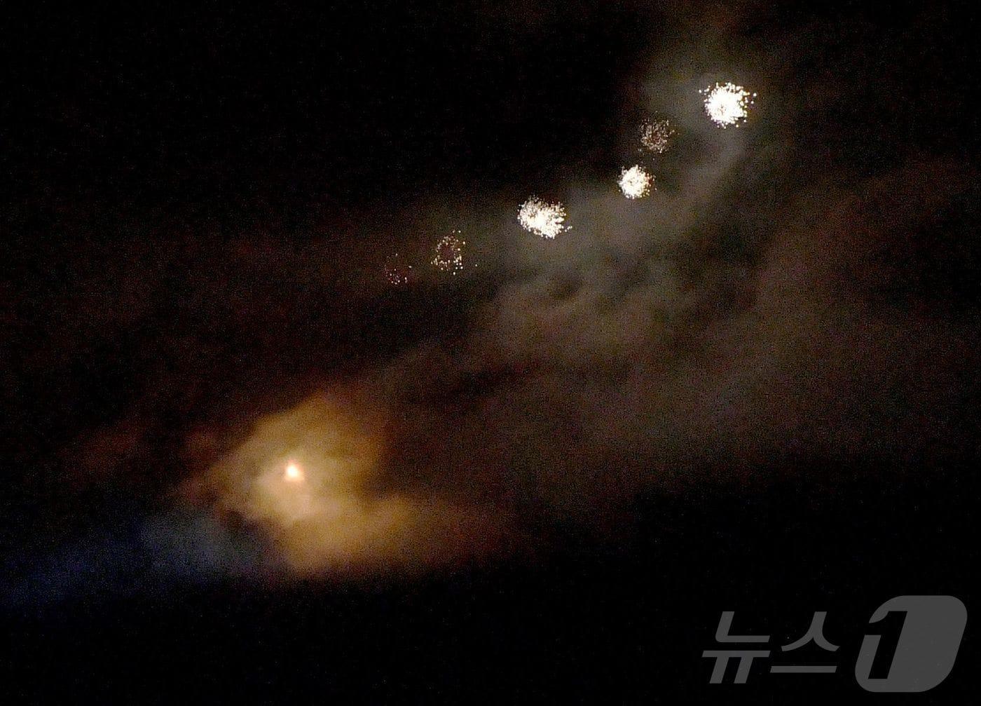 본문 이미지 - 우크라이나 방공 시스템에 의해 러시아가 우크라이나 키이우를 향해 쏜 드론이 파괴되고 있다. 2024.09.30. ⓒ AFP=뉴스1