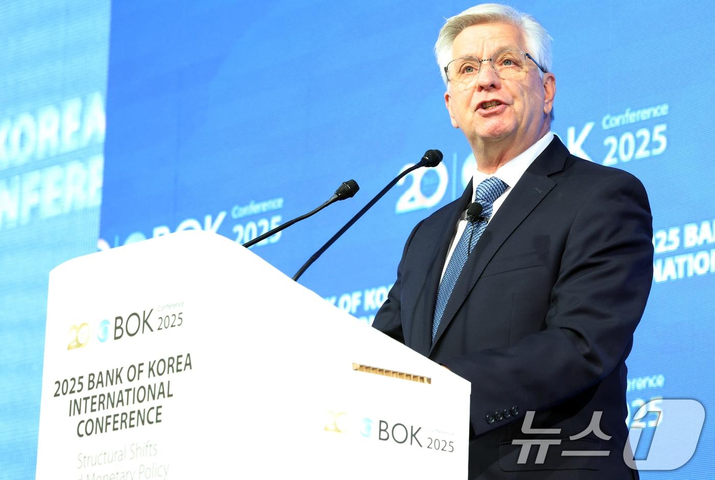 본문 이미지 - 크리스토퍼 월러 미국 연방준비제도 이사가 2일 오전 서울 중구 한국은행 신축별관 컨퍼런스홀에서 열린 'BOK 국제컨퍼런스'에서 기조연설을 하고 있다. 2025.6.2 ⓒ 뉴스1 김명섭 기자