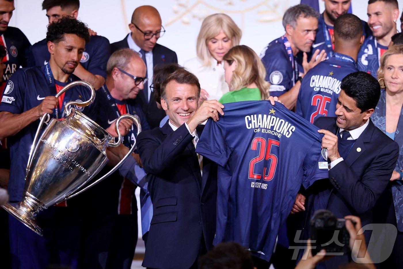 에마뉘엘 마크롱 프랑스 대통령을 만난 PSG 선수단.  ⓒ AFP=뉴스1