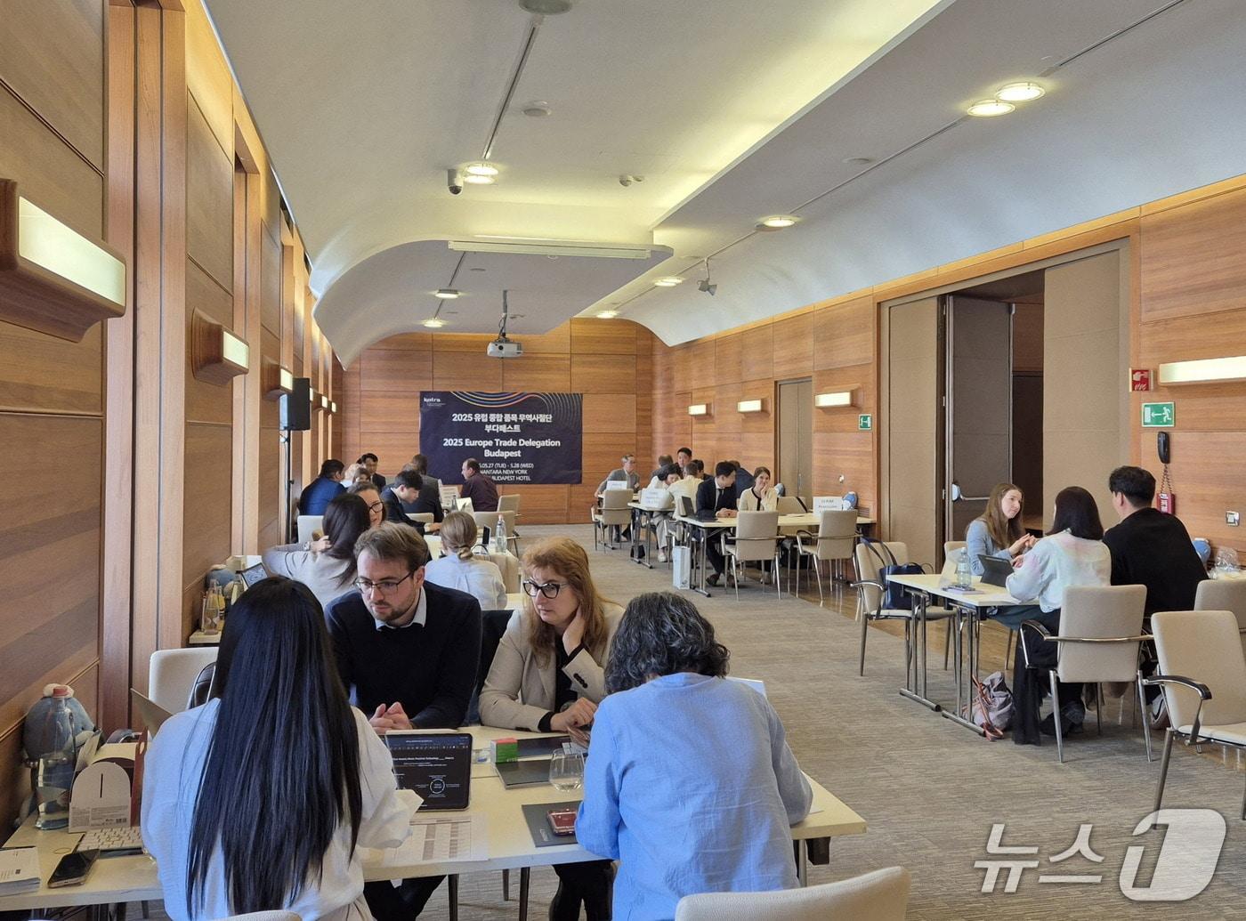 본문 이미지 - 진주시 무역사절단이 지난달 27일 헝가리 부다페스트에서 수출상담회를 열고 있다(진주시 제공. 재판매 및 DB금지).