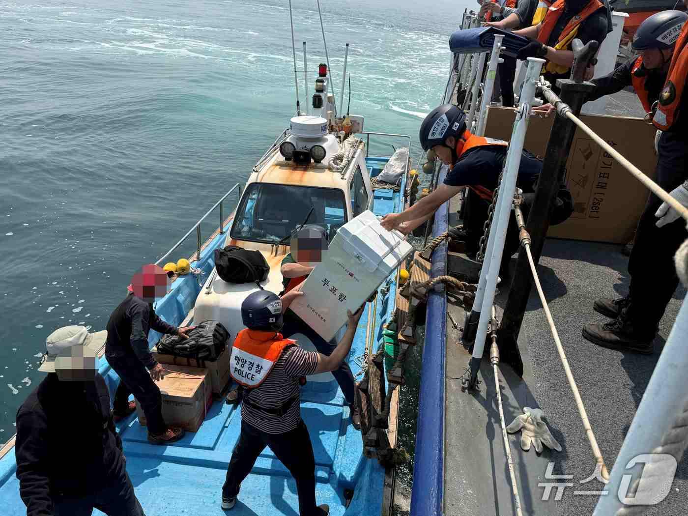 본문 이미지 - 보령해경이 경비함정으로 투표함을 이송하고 있다.(보령해경 제공 .재판매 및 DB금지)/뉴스1