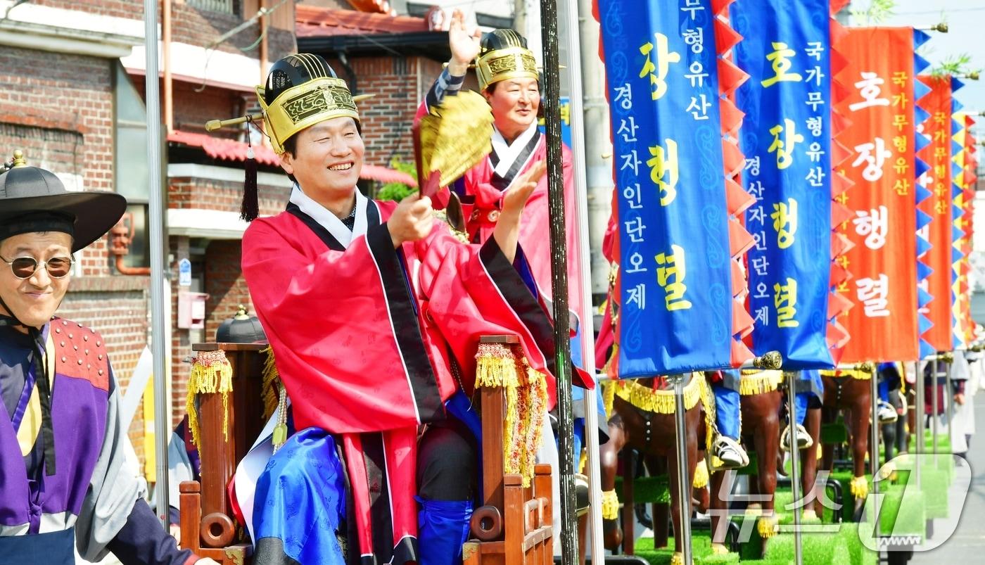 조현일 경산시장(맨 앞줄)이 단오날인 지난 31일 열린 자인단오제에서 한장군 사당으로 제사를 지내러 가는 제관들의 행렬을 재현한 '호장 행렬' 의 제관으로 변신해 거리행진을 하고 있다. (경산시 제공. 재판매 및 DB금지) 2025.6.2/뉴스1 ⓒ News1 정우용 기자