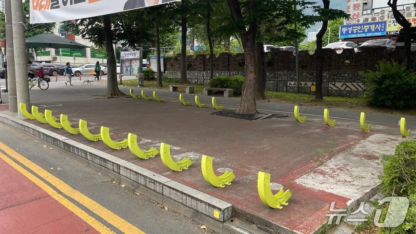 2일 오전 8시쯤 주거지가 밀집한 성산구 성원남산3차아파트 앞 공용자전거 ‘누비자’ 터미널에 이용 가능한 자전거가 한 대도 없이 거치대가 모두 비어있다.2025.6.2/뉴스1 강정태 기자