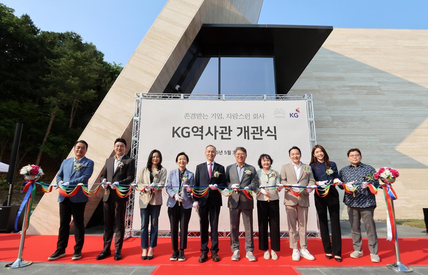 곽재선 KG그룹 회장(왼쪽 여섯번째)과 내빈들이 지난달 30일 경기도 용인시 KG연수원에 건립된 ‘KG역사관’ 개관식에서 기념 테이프 컷팅을 하고 있다. (KG그룹 제공)