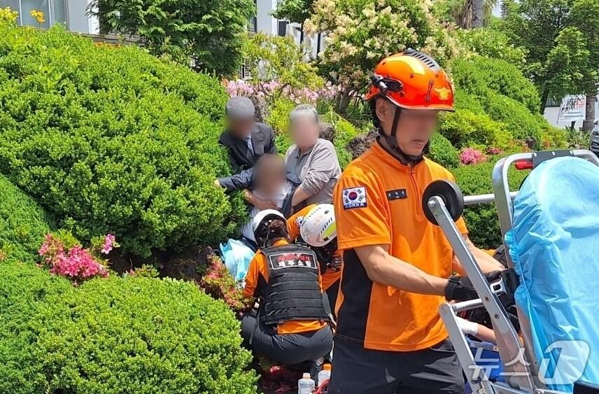 본문 이미지 - 지난 1일 오후 제주시 소재 교회 주차장에서 차에 부딪힌 60대 남성이 응급조치를 받고 있다.(제주도소방안전본부 제공. 재판매 및 DB 금지)