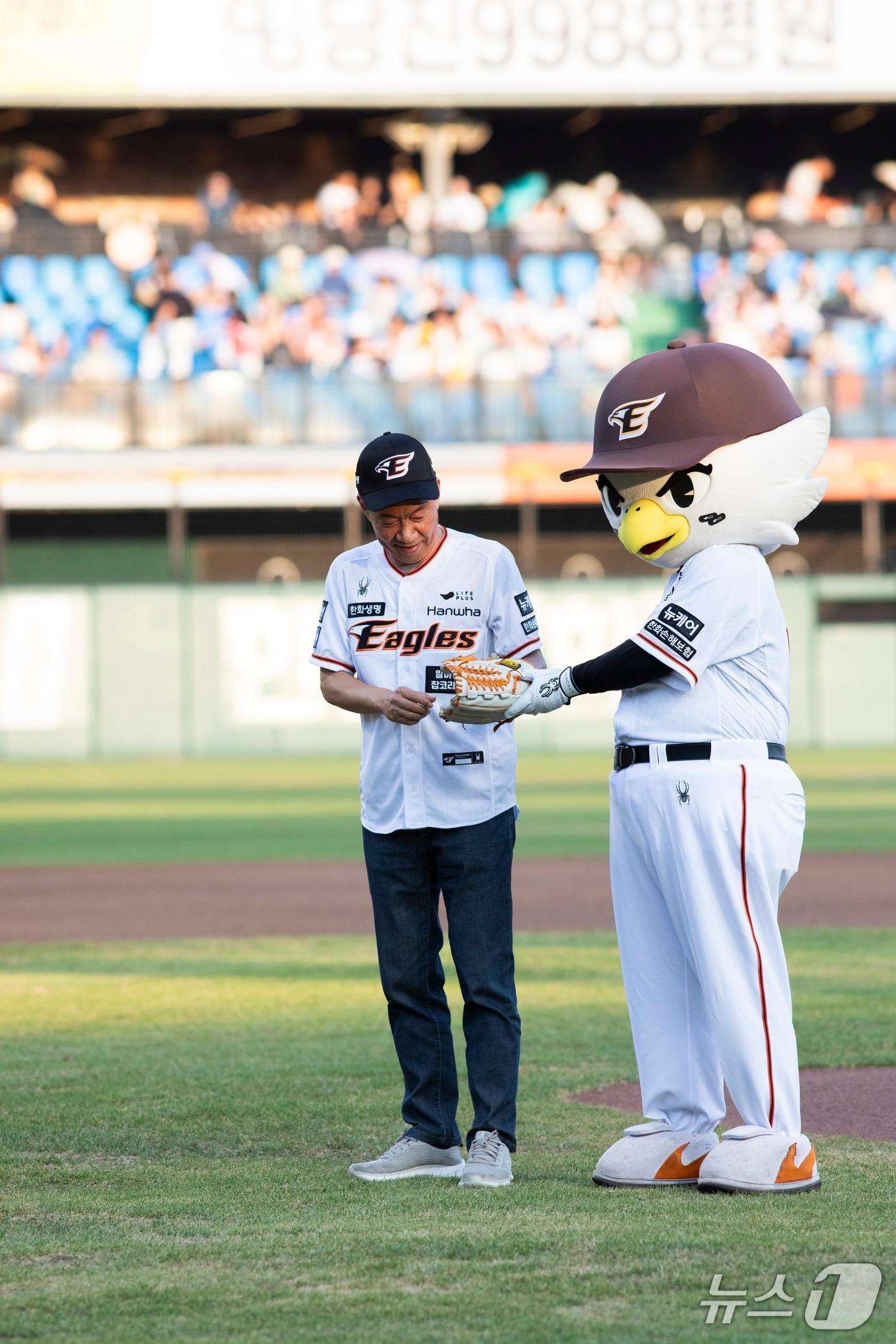 본문 이미지 - 김욱 배재대 총장이 지난해 8월 14일 시구를 준비하고 있다. (배재대 제공.재판매 및 DB금지)/뉴스1 