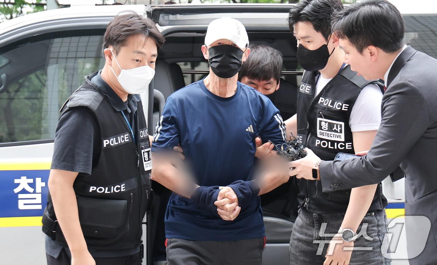 운행 중인 서울지하철 5호선 열차에서 불을 지른 원 모 씨가 지난 6월 2일 서울 양천구 서울남부지법에서 열린 구속 전 피의자 심문&#40;영장실질심사&#41;에 출석하고 있다. 2025.6.2/뉴스1 ⓒ News1 허경 기자