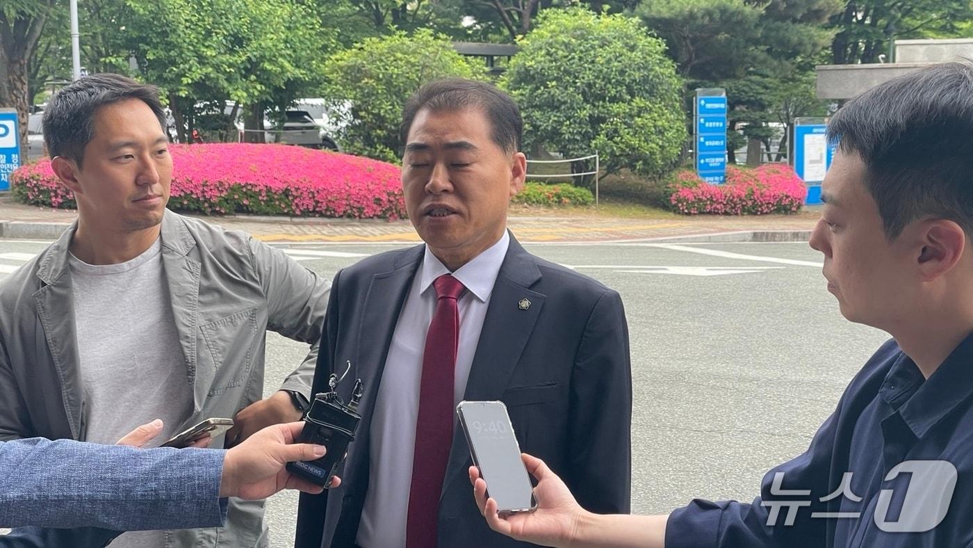 남상권 변호사&#40;가운데&#41;가 2일 명 씨의 신규 창원국가산단 선정 개입 의혹과 관련한 검찰 소환조사 입회에 앞서 창원지검 앞에서 만난 취재진의 질문에 답하고 있다.2025.6.2/뉴스1 강정태 기자