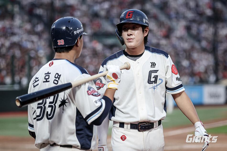 본문 이미지 - 롯데 자이언츠는 지난주 1승 4패에 그쳤다. 나승엽(오른쪽)과 손호영(왼쪽)은 부진에 빠졌다. (롯데 자이언츠 제공)