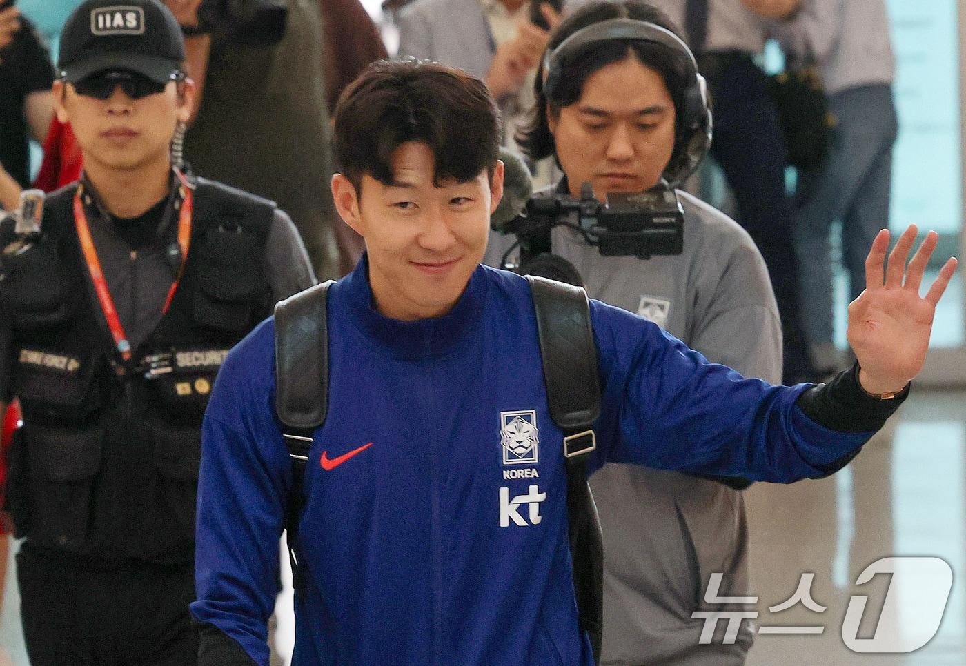 축구 국가대표팀 주장 손흥민 선수가 2일 이라크전 원정경기를 하기 위해 인천국제공항을 통해 출국하고 있다. 2025.6.2/뉴스1 ⓒ News1 박세연 기자