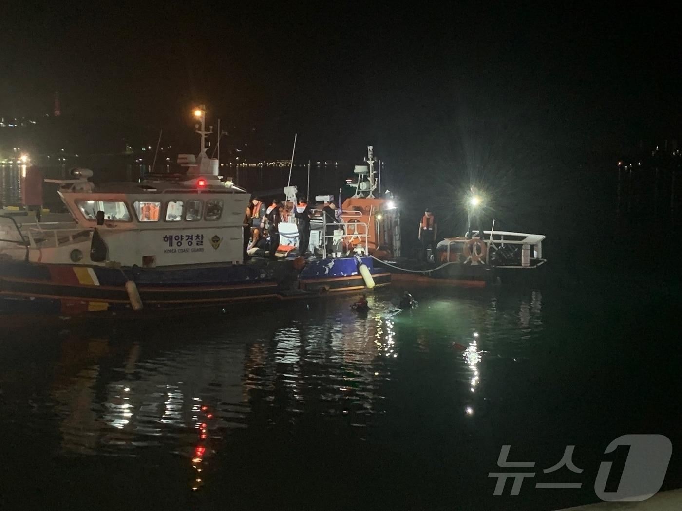 본문 이미지 - 2일 오전 0시 23분쯤 전남 여수시 국동 대경도선착장 앞 해상에서 차량이 바다로 추락해 해경이 수습을 하고 있다.(여수해경 제공. 재판매 및 DB 금지)