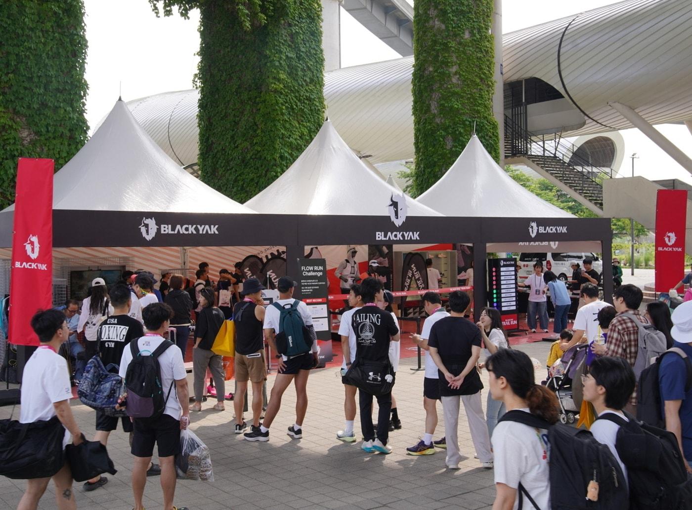 본문 이미지 - 블랙야크는 지난 1일 '제2회 쉬엄쉬엄 한강 3종 축제'에 공식 스폰서로 참여해 트레일 러닝 라인 홍보 부스를 운영했다(블랙야크제공)