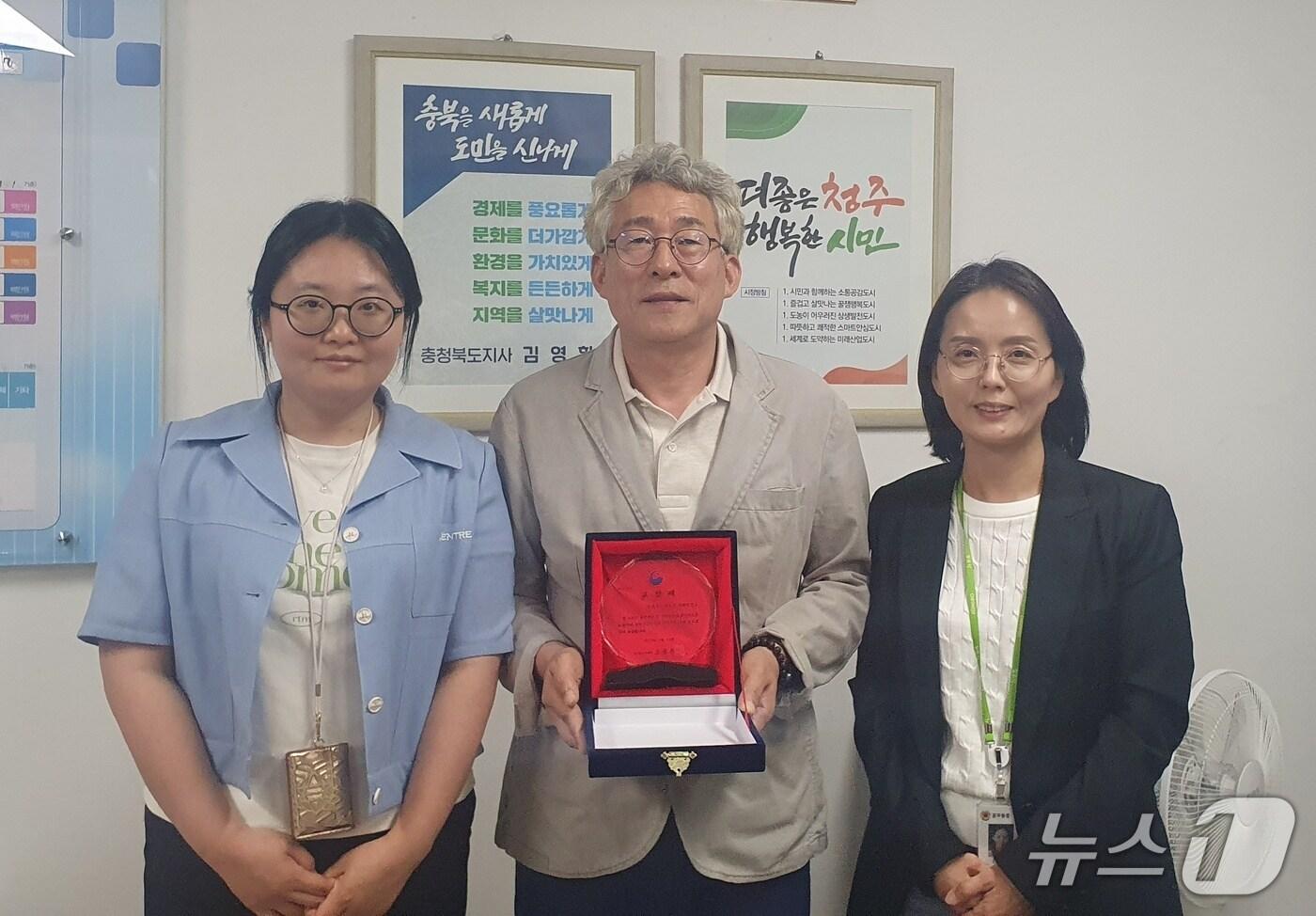 왼쪽부터 엄보람 주무관, 권영건 서원보건소장, 김미영 주무관&#40;청주시 제공. 재판매 및 DB금지&#41;/뉴스1