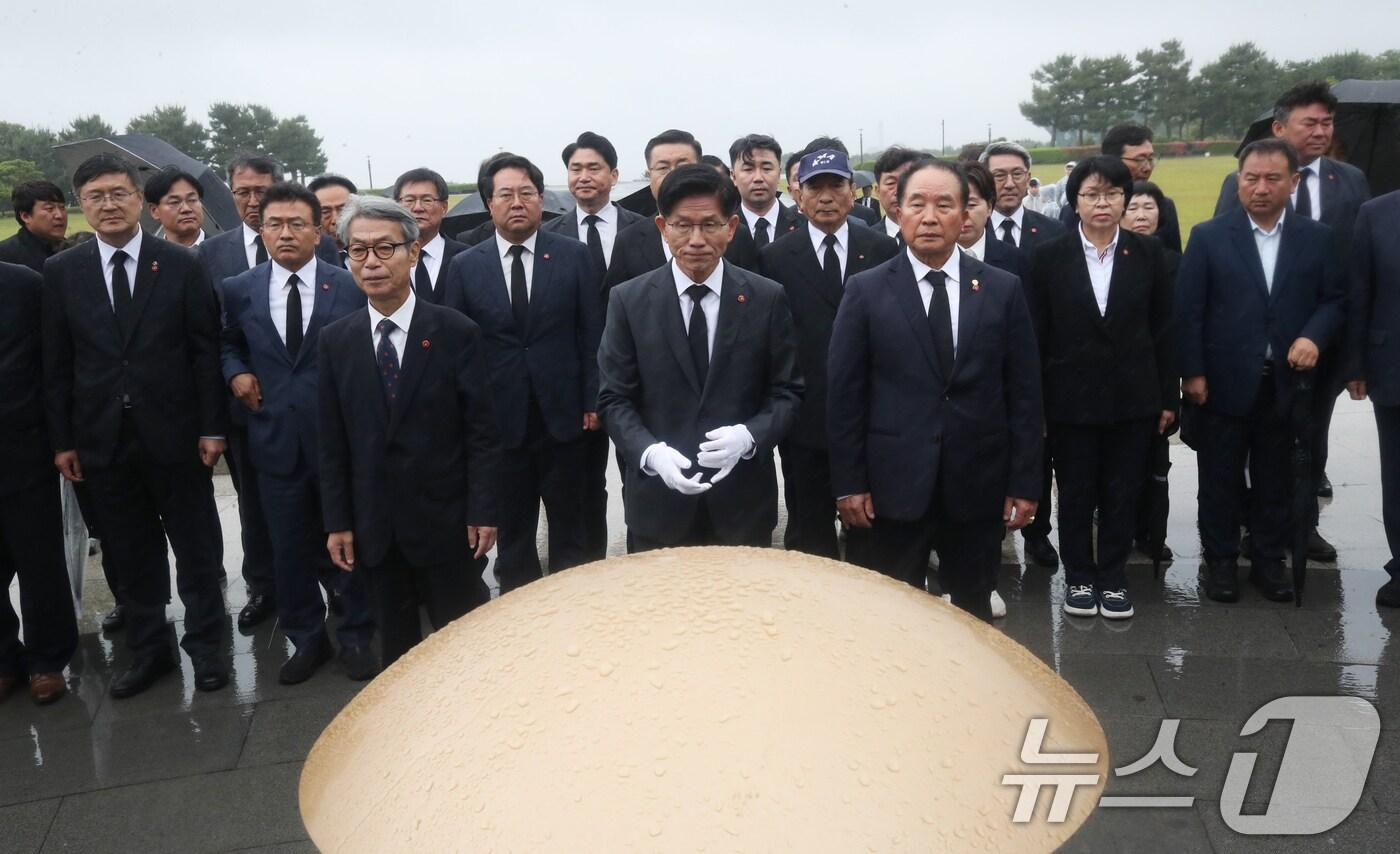 김문수 국민의힘 대통령 후보가 2일 오전 제주시 봉개동 제주4·3평화공원을 찾아 제단에 참배하고 있다. 2025.6.2/뉴스1 ⓒ News1 오현지 기자