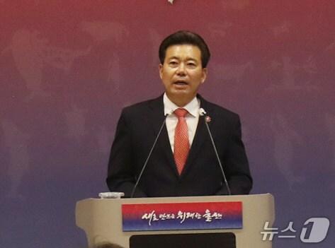 본문 이미지 - 임현철 울산시 대변인이 2일 울산시청 프레스센터에서 아이문화패스, 어르신 시내버스 요금 무료화와 관련한 기자회견을 열고 있다.2025.6.2/뉴스1 ⓒNews1 김지혜 기자