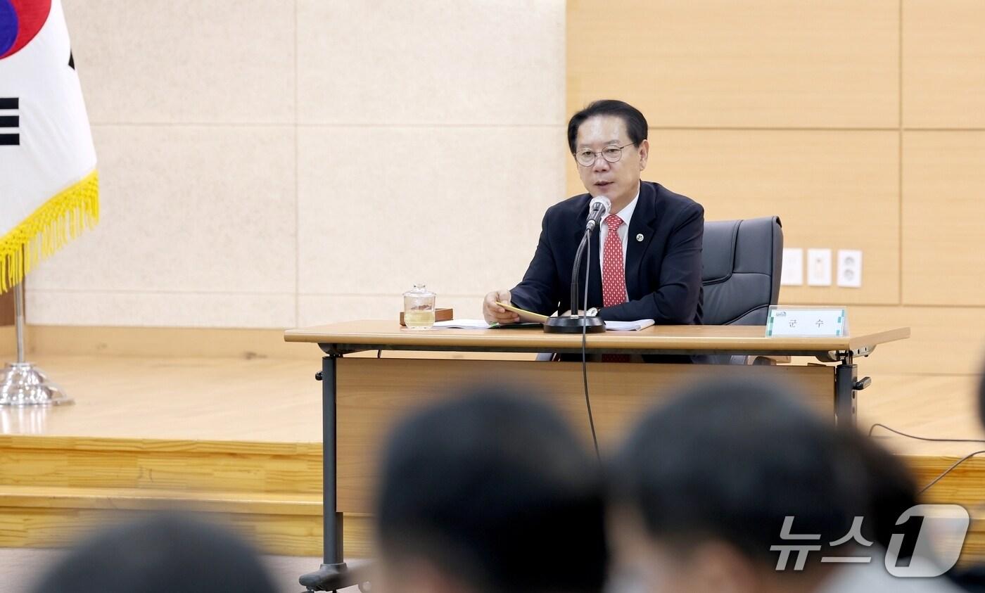 송인헌 충북 괴산군수가 2일 열린 직원조회에서 호국보훈의 달을 맞아 유공자와 보훈 가족에 대한 예우와 이상기후 등 주요 군정 현안에 철저히 대응하라고 주문하고 있다.&#40;괴산군 제공, 재판매 및 DB금지&#41;/뉴스1