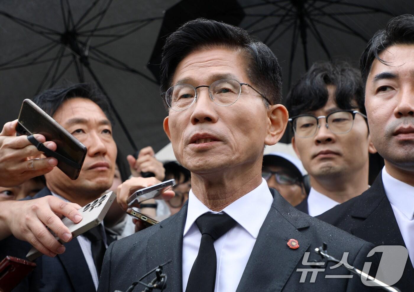 김문수 국민의힘 대통령 후보가 2일 오전 제주시 봉개동 제주4·3평화공원을 찾아 참배한 뒤 취재진 질의에 답변하고 있다. 2025.6.2/뉴스1 ⓒ News1 오현지 기자