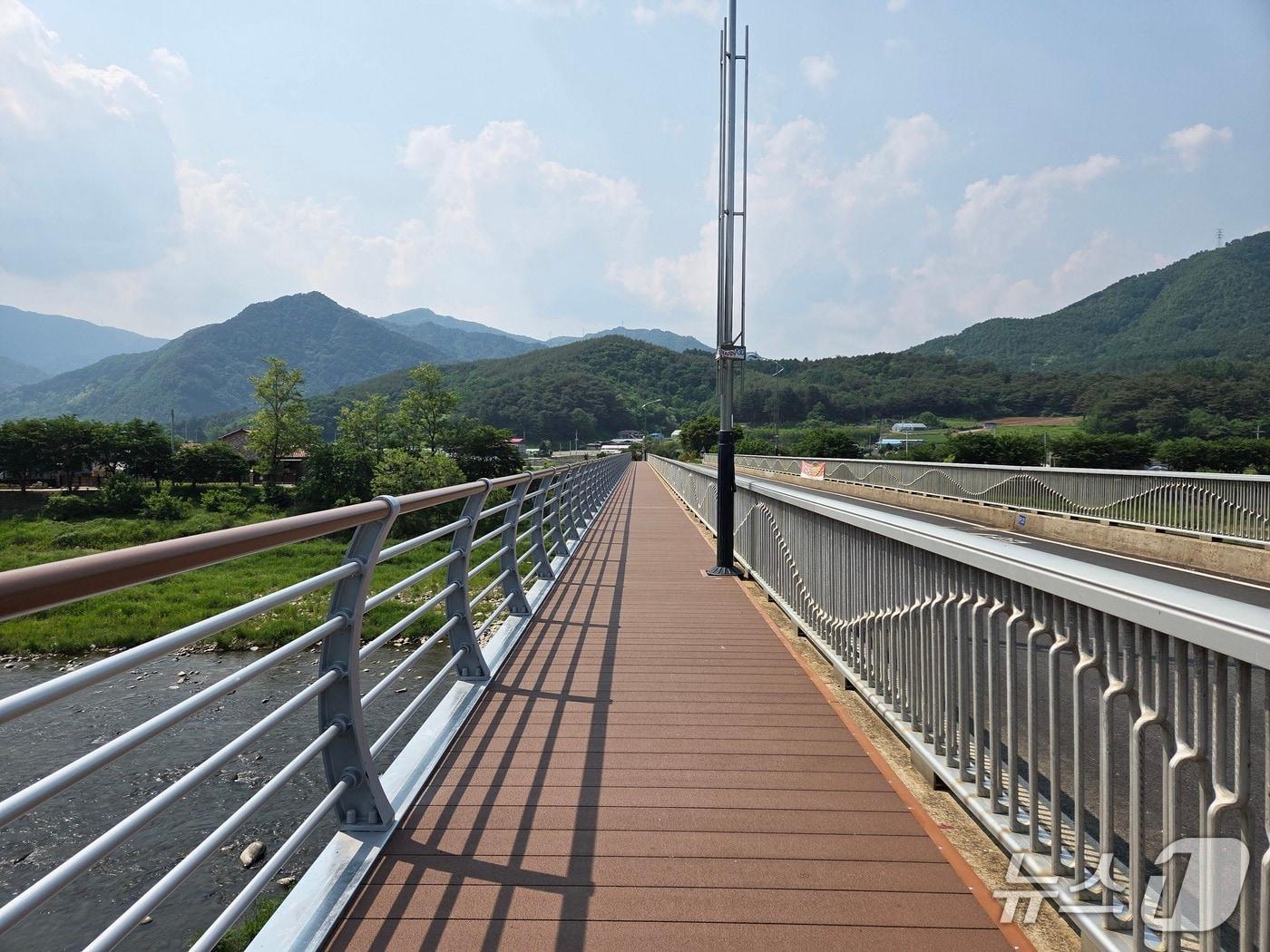 본문 이미지 - 강원 평창군이 최근 평창읍 계장리~다수리의 다수대교에 인도를 설치했다. (평창군 제공. 재판매 및 DB금지) 2025.6.2/뉴스1