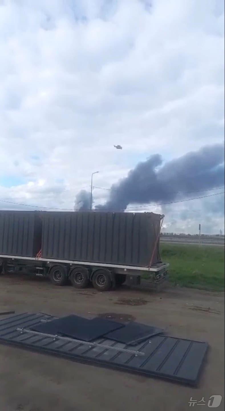 본문 이미지 - 시베리아 이르쿠츠크에 있는 벨라야 기지 인근에서 드론이 트럭 컨테이너에서 상공으로 이륙한 모습이다. 1일 공개된 소셜미디어 이미지를 캡처한 것이다. 2025.06.01 ⓒ 로이터=뉴스1 ⓒ News1 최종일 선임기자