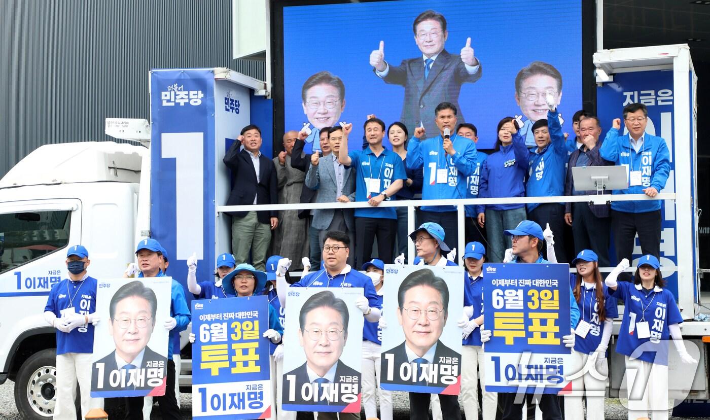 이원택 더불어민주당 전북특별자치도당위원장을 비롯한 관계자들이 2일 전북 전주시 전북도청 사거리에서 총력유세를 펼치고 있다. 2025.6.2/뉴스1 ⓒ News1 유경석 기자