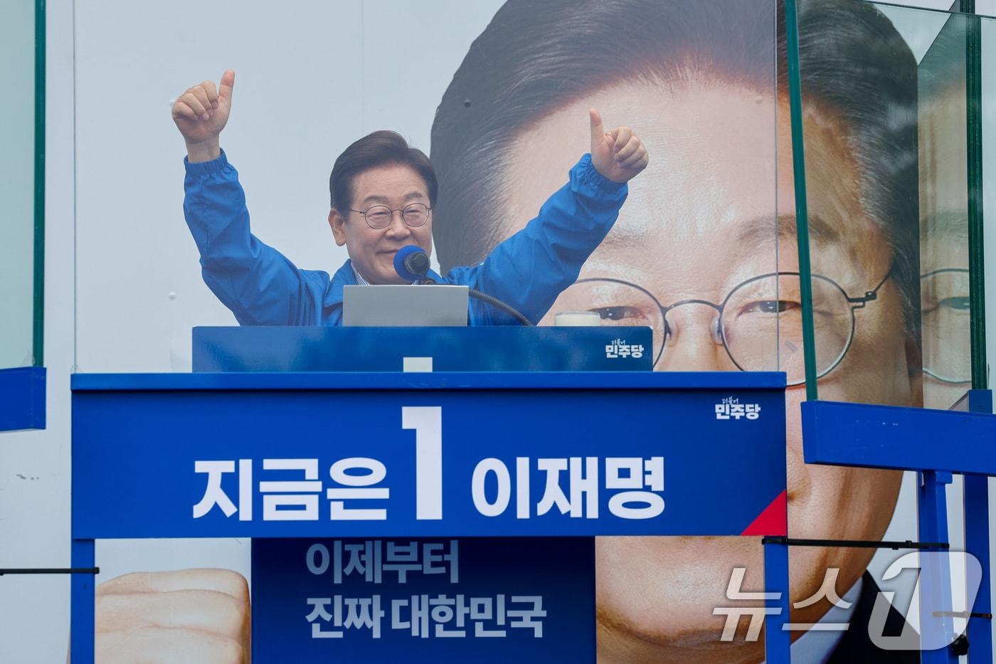 이재명 더불어민주당 대통령 후보가 제21대 대통령선거를 하루 앞둔 2일 오전 서울 강북구 북서울꿈의숲 서문광장을 찾아 지지를 호소하고 있다. 2025.6.2/뉴스1 ⓒ News1 안은나 기자