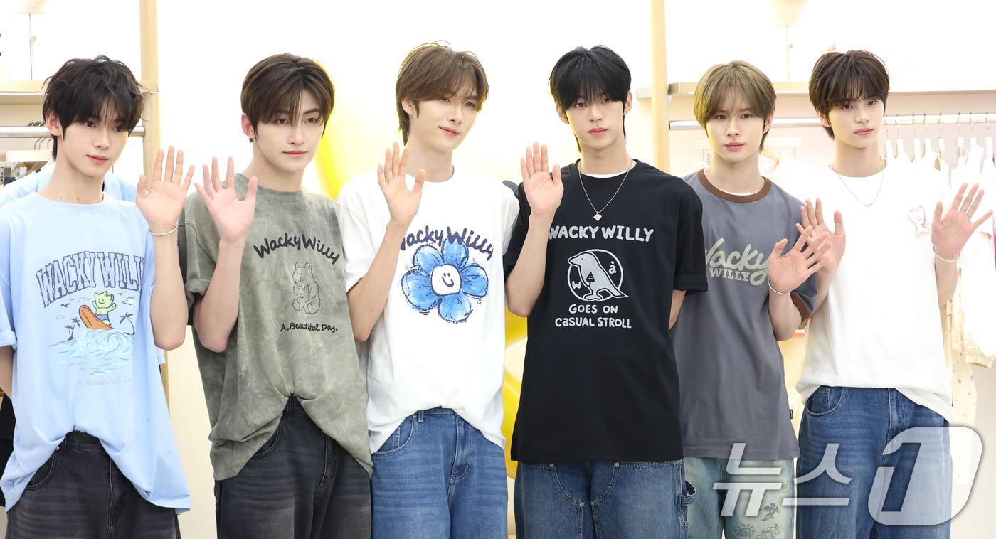 투어스의 한진&#40;왼쪽부터&#41;과 지훈, 영재, 도훈 ,경민, 신유ⓒ News1 권현진 기자