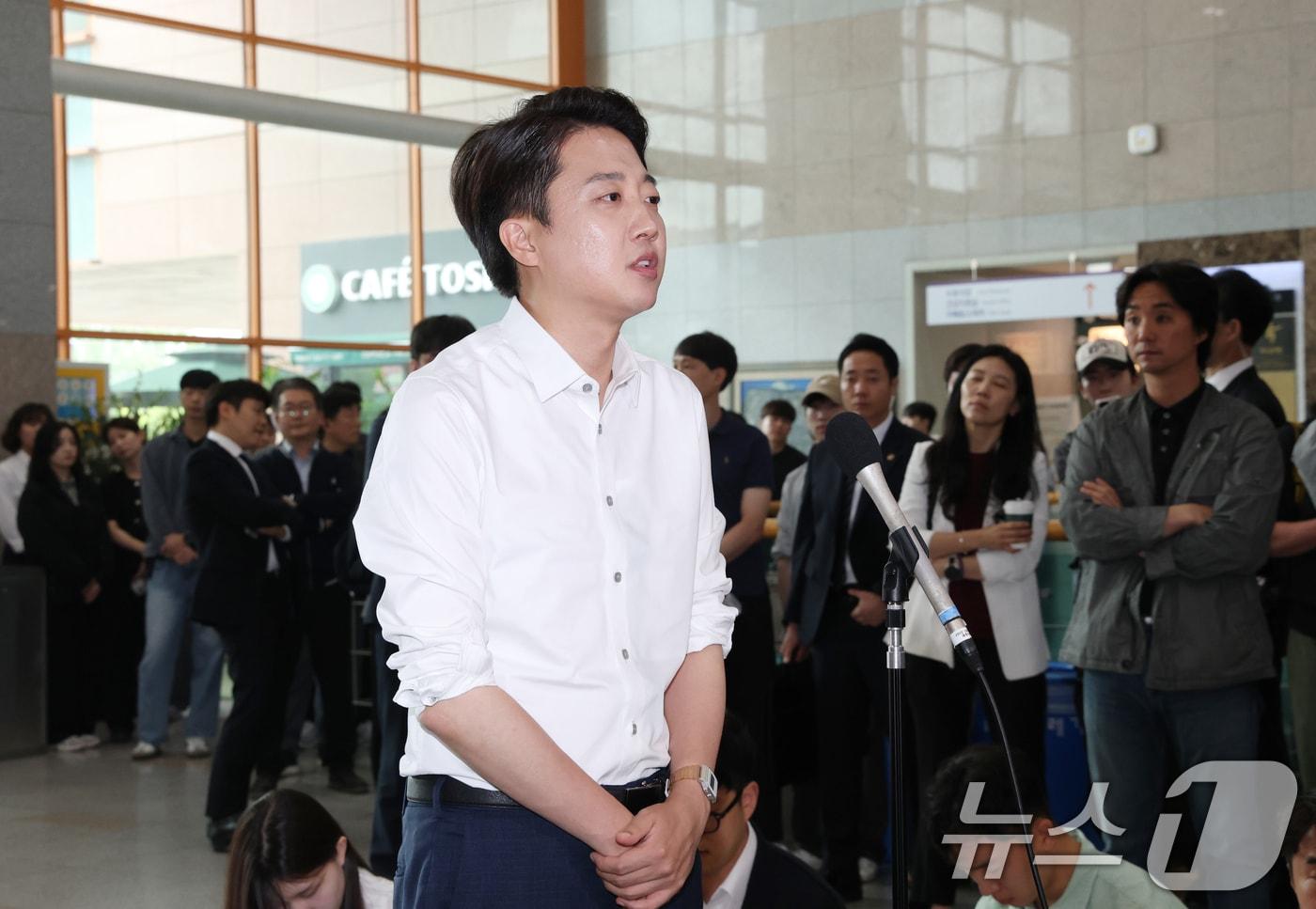 이준석 개혁신당 대통령 후보가 2일 오전 경기 시흥시 한국공학대학교 기술혁신파크 학생식당에서 '학식먹자 이준석'을 진행하기 전 취재진의 질문에 답하고 있다. 2025.6.2/뉴스1 ⓒ News1 김영운 기자