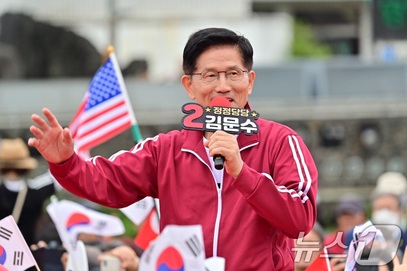 김문수 국민의힘 대통령 후보가 2일 오전 제주시 일도일동 동문로터리에서 열린 유세에서 지지를 호소하고 있다. (제주도사진기자회. 재판매 및 DB 금지) 2025.6.2/뉴스1 ⓒ News1 오현지 기자