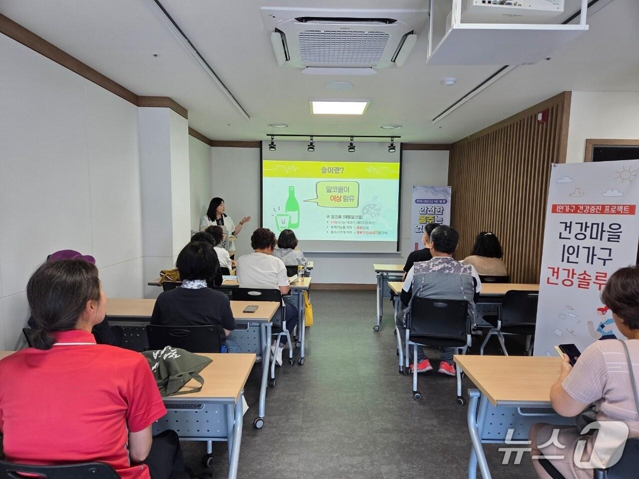본문 이미지 - 대구 서구보건소는 1인 가구 중장년층 대상으로 &#39;꽃중년 건강 캠퍼스&#39;를 진행한다.&#40;대구 서구 제공.재판매 및 DB금지&#41;