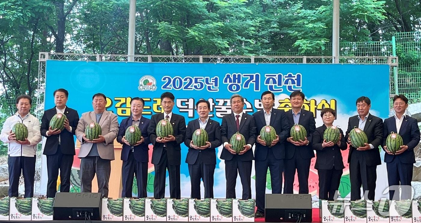 충북 진천 덕산농협은 2일 농산물산지유통센터(APC)에서 ‘생거진천 오감드레 꿀수박' 출하식을 했다. 오른쪽 첫 번째 유호종 농협진천군지부장, 오른쪽에서 4번째 이용선 충북농협총괄본부장. 오른쪽에서 7번째 송기섭 진천군수.(농협진천군지부 제공, 재판매 및 DB금지)/뉴스1