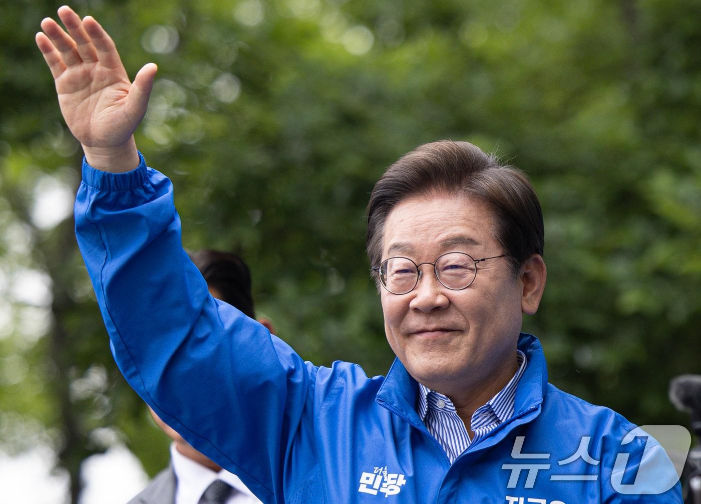 본문 이미지 - 이재명 더불어민주당 대통령 후보가 2일 오후 경기도 하남시 스타필드 하남점 광장에서 열린 유세를 마친 후 시민들을 향해 인사하고 있다. 2025.6.2/뉴스1 ⓒ News1 이재명 기자