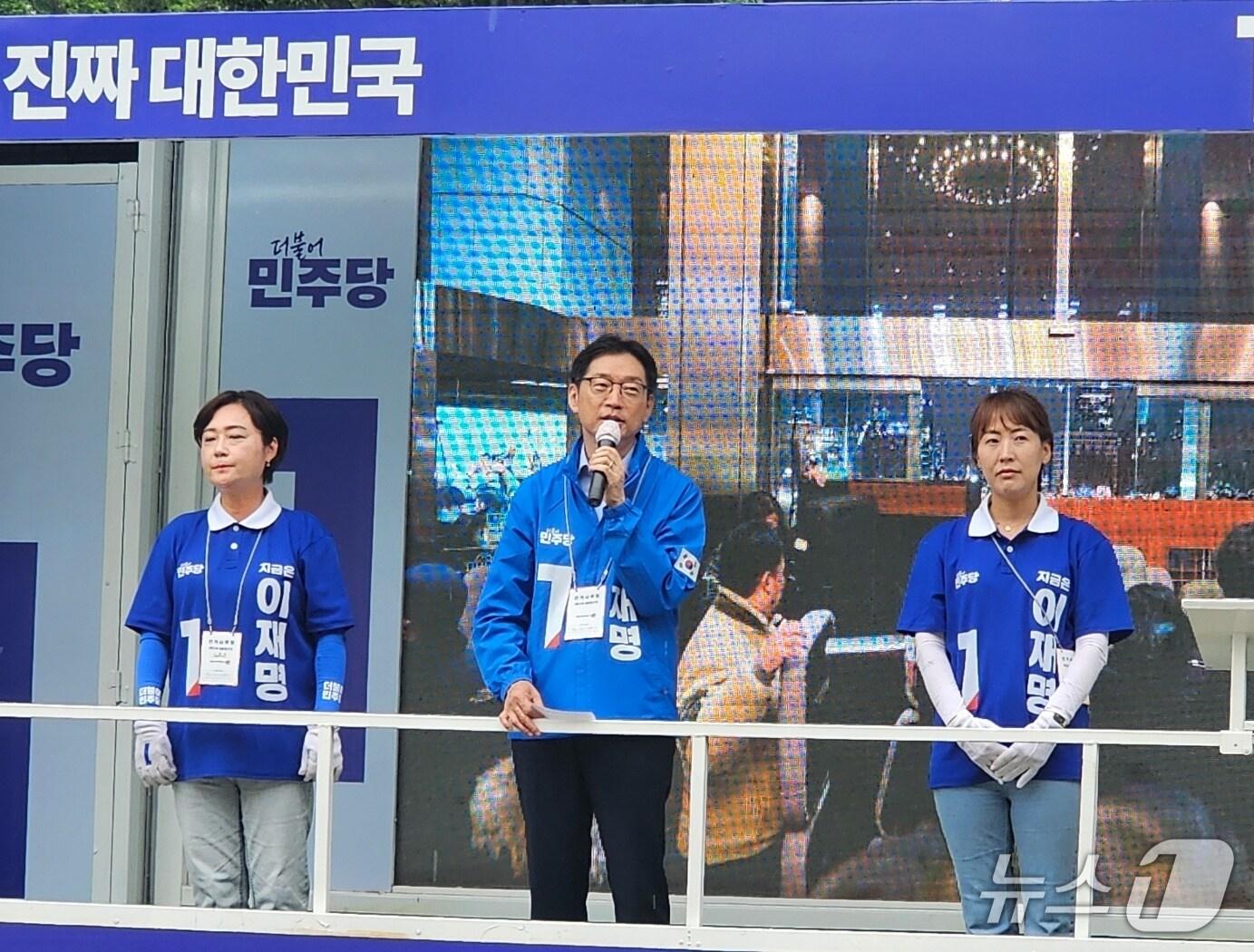 본문 이미지 - 김경수 민주당 총괄선대위원장이 2일 오전 창원대 정문 앞에서 유세하고 있다. ⓒ 뉴스1 박민석 기자