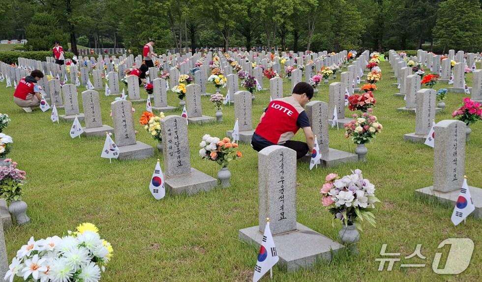 본문 이미지 - 정승욱 롯데백화점 대전점장을 비롯하여 샤롯데 봉사단 10여명이 2일 국립대전현충원을 방문하여 묘비정비 사회공헌 활동을 진행하고 있다. (롯데백화점 대전점 제공. 재판매 및 DB 금지)2025.6.2/뉴스1